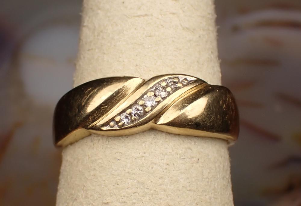 Appraisal: MAN'S DIAMOND AND YELLOW GOLD RING The k gold ring