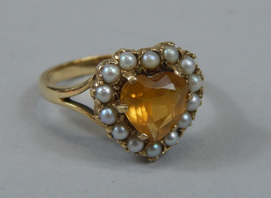 Appraisal: A ladies ct gold dress ring the heart shaped centre