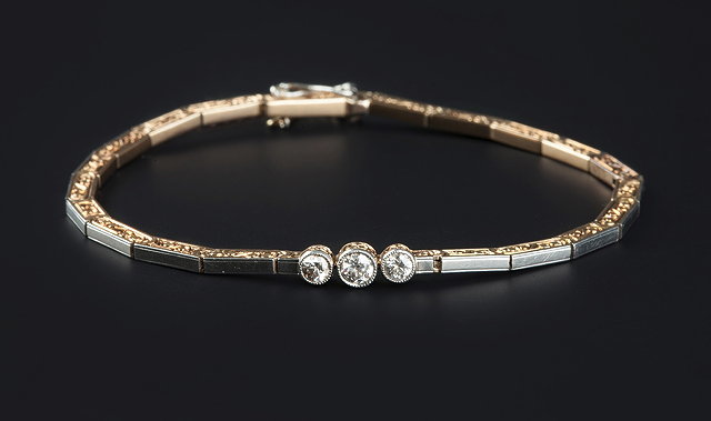 Appraisal: A DIAMOND SET BRACELET composed of articulated baton links with