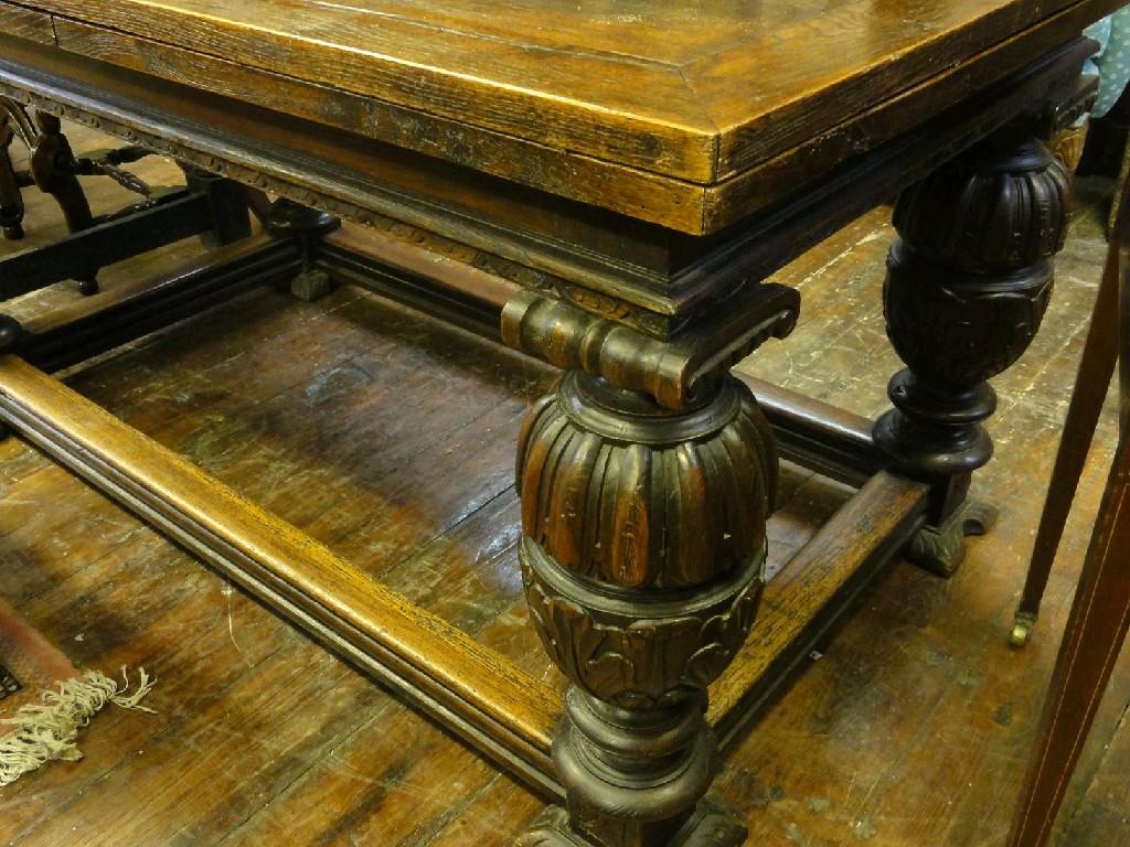 Appraisal: A good quality oak draw leaf dining table in the