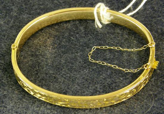 Appraisal: AN EDWARDIAN GOLD HINGED BANGLE with engraved decoration Chester ct