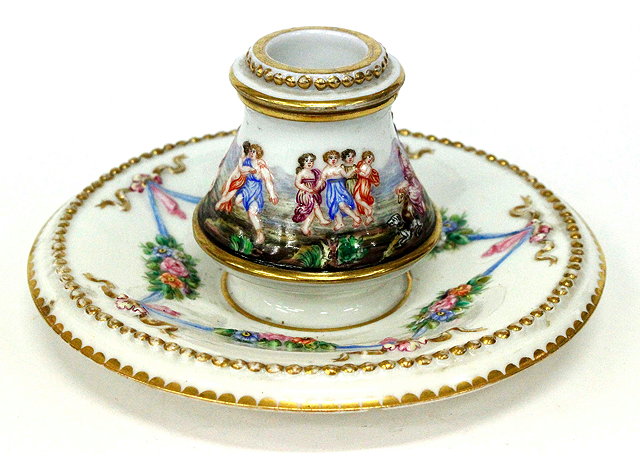 Appraisal: A CAPA DE MONTE PORCELAIN INK WELL with central lift