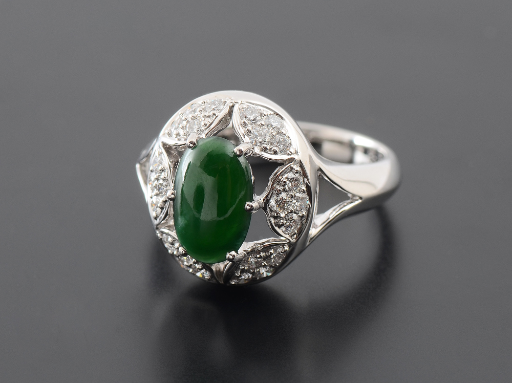 Appraisal: K DIAMOND AND JADEITE RING K white gold ring centers