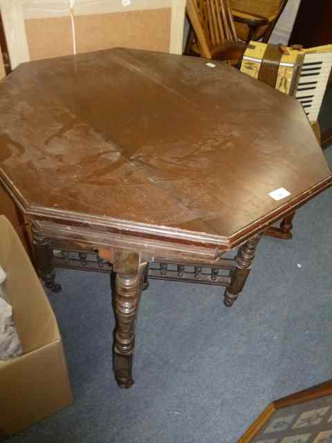 Appraisal: A VICTORIAN MAHOGANY OCTAGONAL CENTRE TABLE on turned supports united