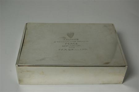 Appraisal: A table cigar box Stokes and Ireland Chester of rectangular