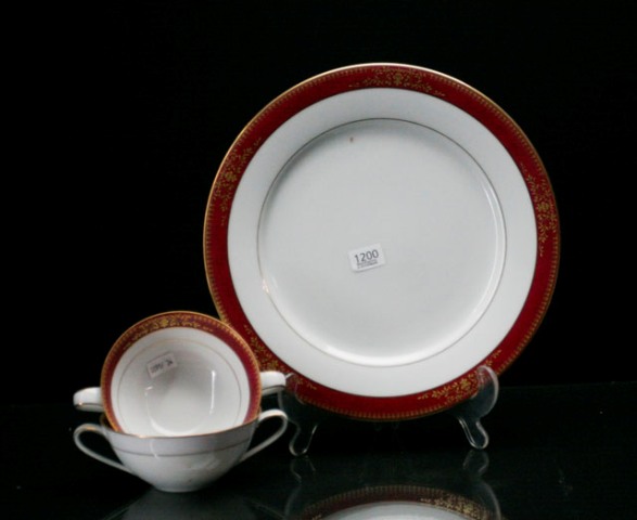 Appraisal: A Noritake dinner set for ten people including eleven main