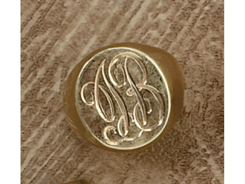 Appraisal: GOLD SIGNET RING k yellow gold man's signet ring Weight