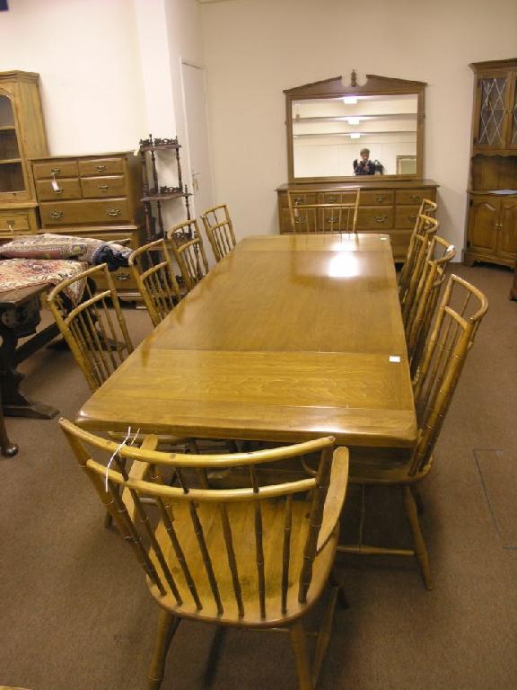 Appraisal: A modern good quality Ethan Allen dining room set consisting