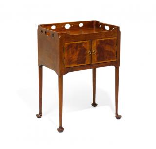 Appraisal: A GEORGIAN STYLE MAHOGANY TRAY TOP COMMODE A GEORGIAN STYLE