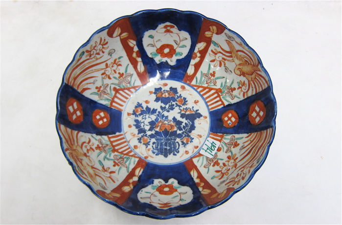 Appraisal: JAPANESE IMARI PORCELAIN BOWL hand enameled in traditional design with