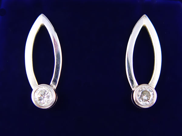 Appraisal: K WHITE GOLD AND DIAMOND EARRINGS K white gold earrings