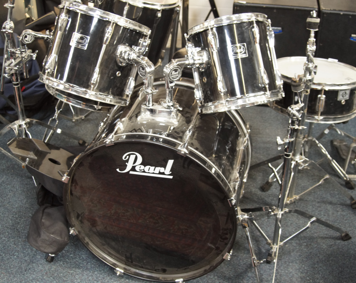 Appraisal: A Pearl Export six piece drum kit having kick drum