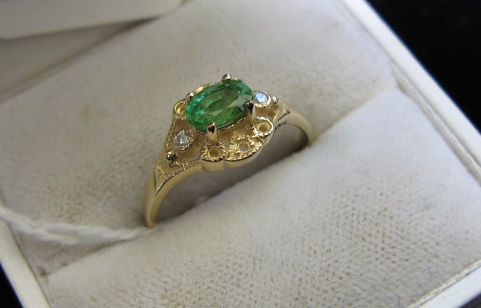 Appraisal: GREEN TSAVORITE GARNET DIAMOND AND FOURTEEN KARAT GOLD RING centering