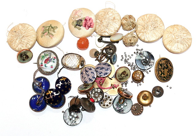 Appraisal: A COLLECTION TO INCLUDE three enamel brooches a set of