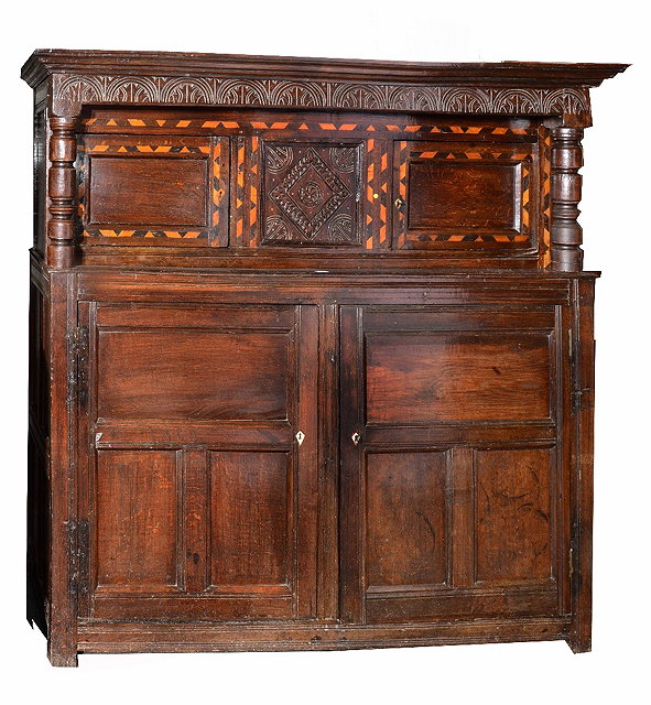 Appraisal: A large Georgian oak court cupboardthe upper section enclosed by