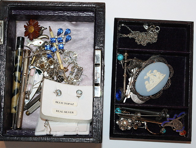 Appraisal: A LEATHER JEWEL CASE containing various silver and costume jewellery