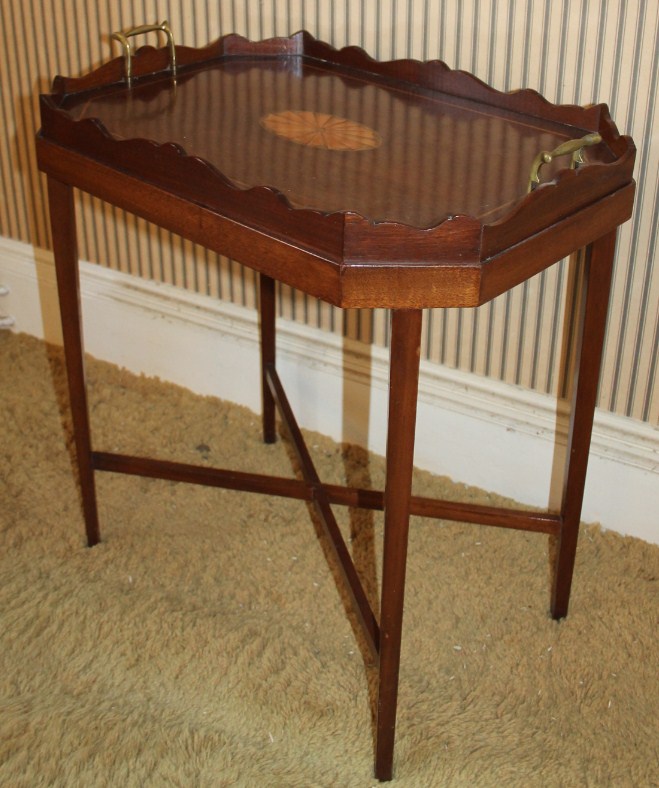 Appraisal: A Sheraton style mahogany tray top occasional table with string