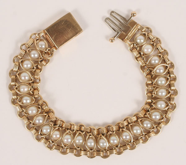 Appraisal: Gold K chain link bracelet fitted with mm- mm caged