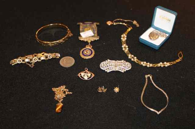 Appraisal: A SMALL QUANTITY OF MISCELLANEOUS JEWELLERY including a pearl bracelet