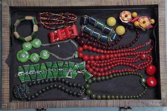 Appraisal: FOURTEEN PIECES OF BAKELITE JEWELRY Five bead necklaces disc necklace