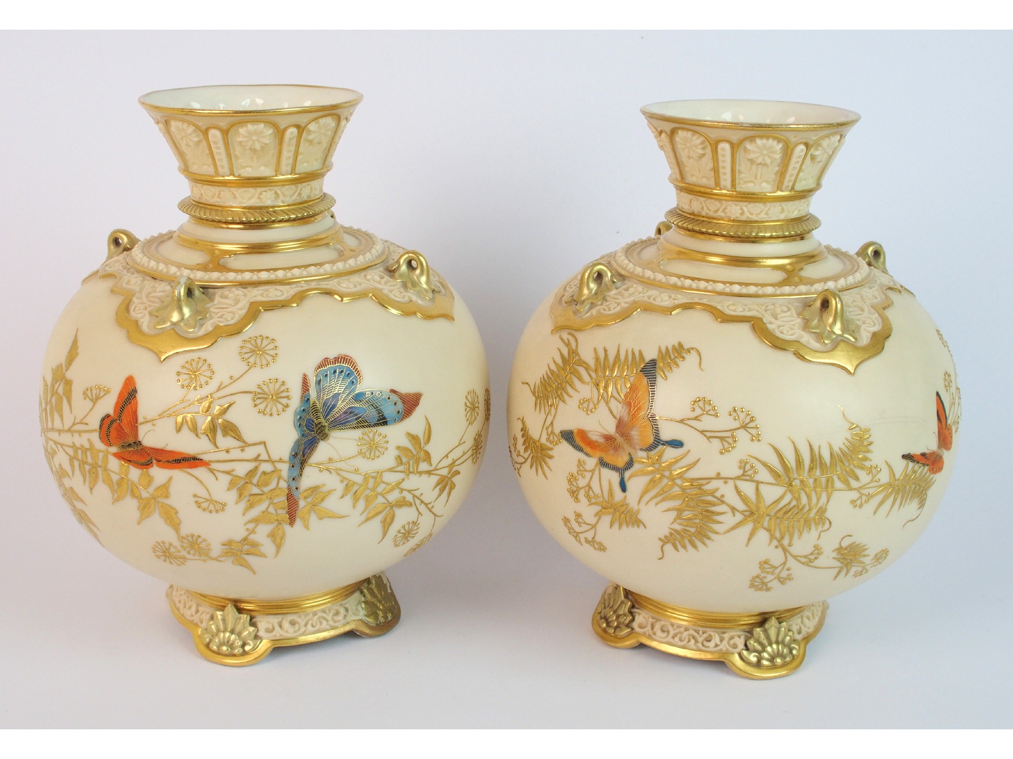 Appraisal: A pair of Worcester blush ware vasesthe globular vases decorated