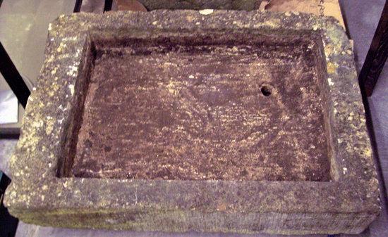 Appraisal: A shallow stone trough cm x cm x