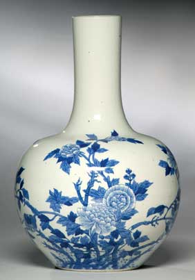 Appraisal: ANTIQUE CHINESE BLUE AND WHITE VASE Large and very well