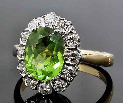 Appraisal: A modern ct gold mounted peridot and diamond set ring