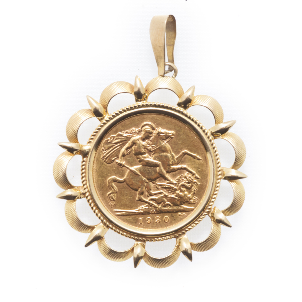 Appraisal: A sovereign set pendant the sovereign set in a shaped