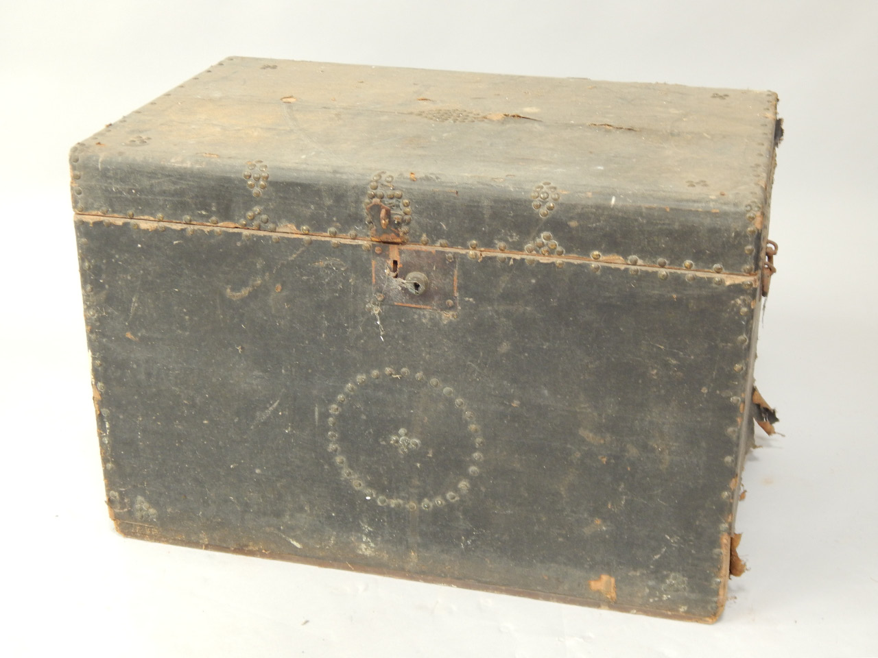 Appraisal: A thC trunk with hinged lid and semi fitted interior