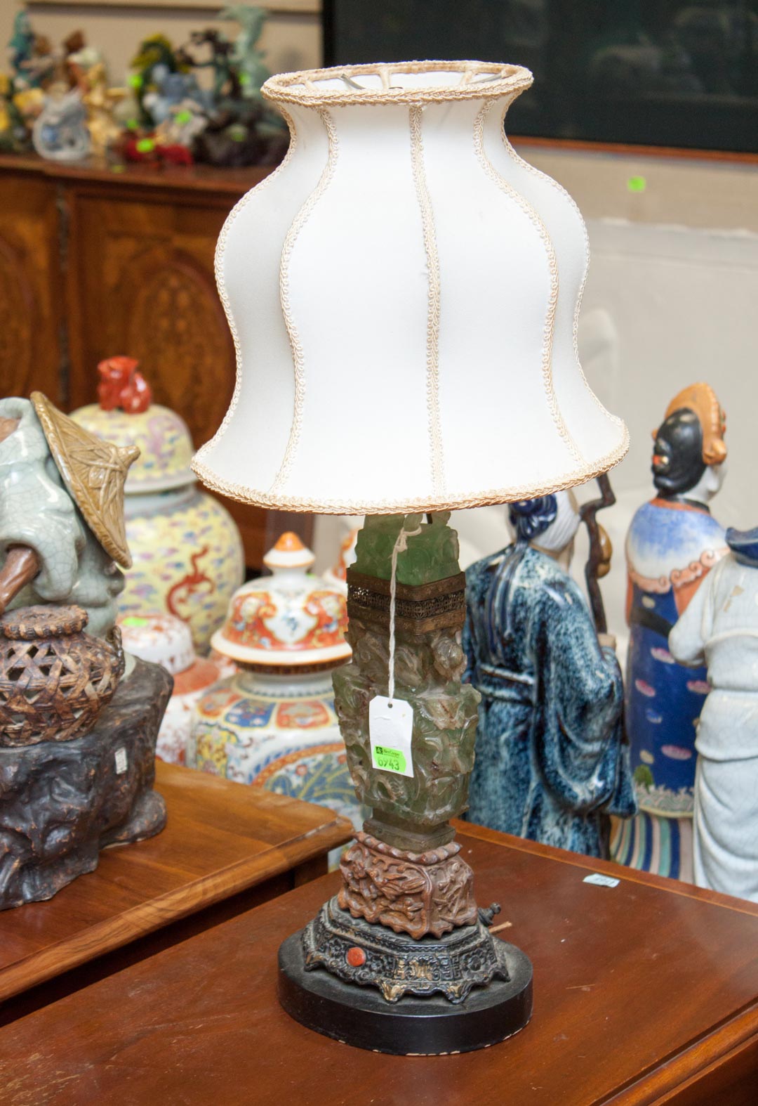 Appraisal: Chinese carved quartz lamp