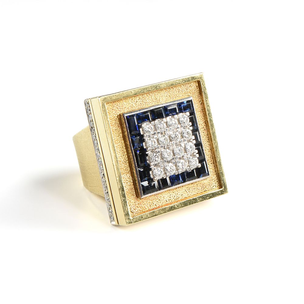 Appraisal: A LADY'S MODERN DIAMOND SAPPHIRE AND K YELLOW GOLD RING