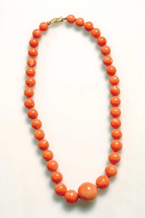 Appraisal: CORAL BEAD NECKLACE Chinese necklace comprised of graduating coral beads