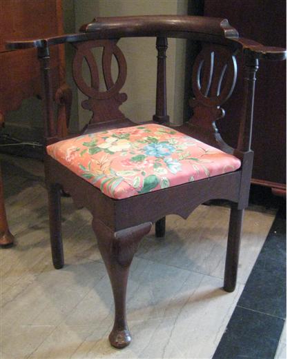 Appraisal: Chippendale mahogany corner chair th century Flat curved arms with