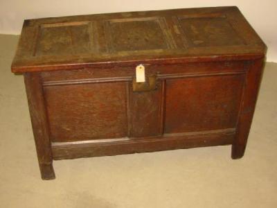 Appraisal: AN OAK PANELLED COFFER with hinged lid the fascia with