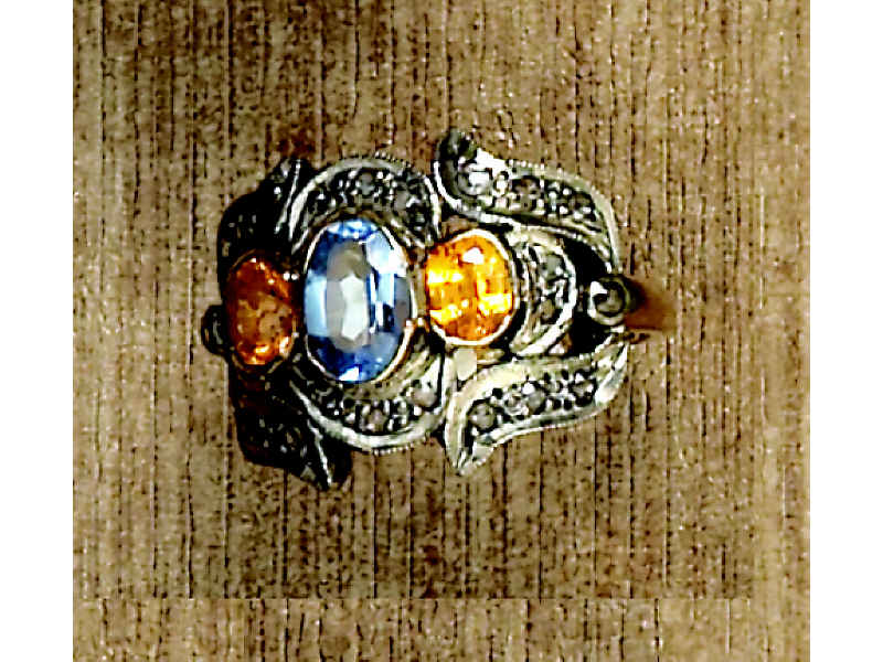 Appraisal: BLUE TOPAZ AND CITRINE RING Silver over gold ring set