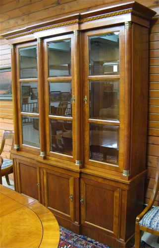 Appraisal: REGENCY STYLE BREAKFRONT CHINA CABINET ON BUFFET Baker Furniture Co