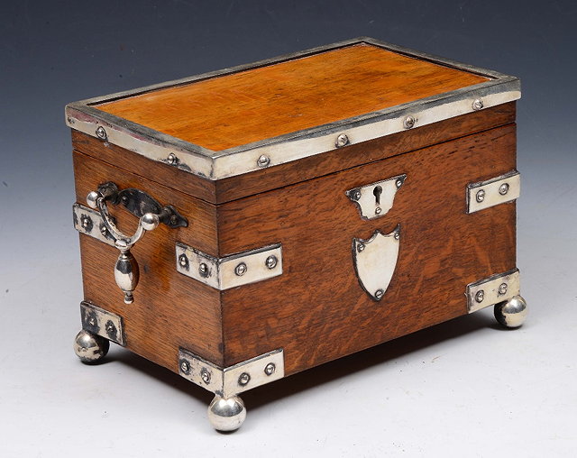 Appraisal: A LATE VICTORIAN OAK TEA CADDY with twin divisional interior