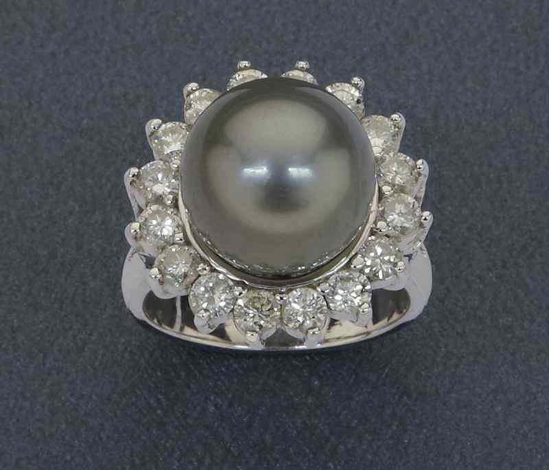 Appraisal: K gold diamond and Tahitian pearl ring the gray-black Tahitian