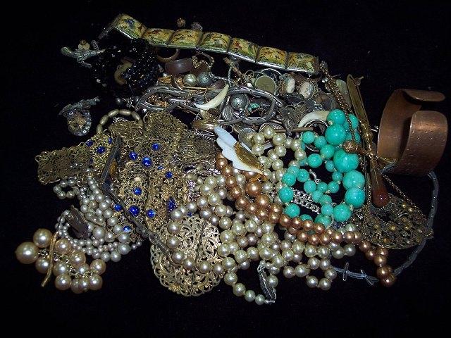 Appraisal: Sundry costume jewellery including rings beads etc