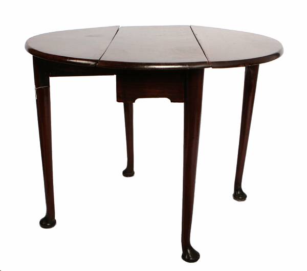 Appraisal: A George II circular drop leaf table height in overall