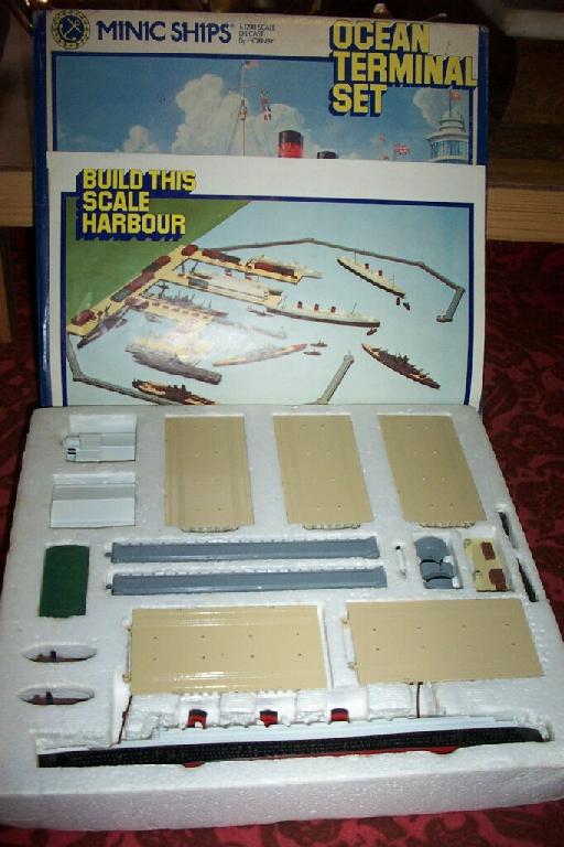 Appraisal: A boxed Hornby Minic Ocean Terminal set including a model