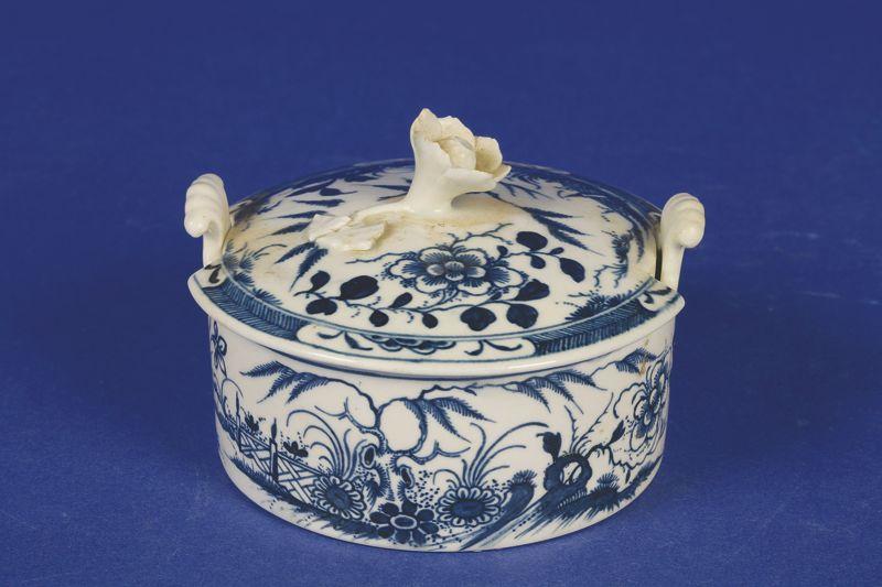 Appraisal: A FIRST PERIOD WORCESTER BLUE AND WHITE DISH AND COVER