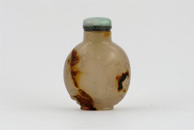 Appraisal: A Chinese agate snuff bottle carved with a dignitary kneeling