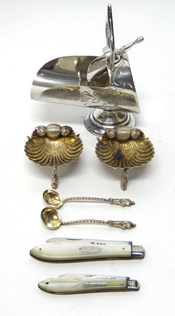 Appraisal: A pair of Victorian silver salts each of scallop shell