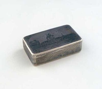 Appraisal: A late th century Russian niellowork snuff box the cover