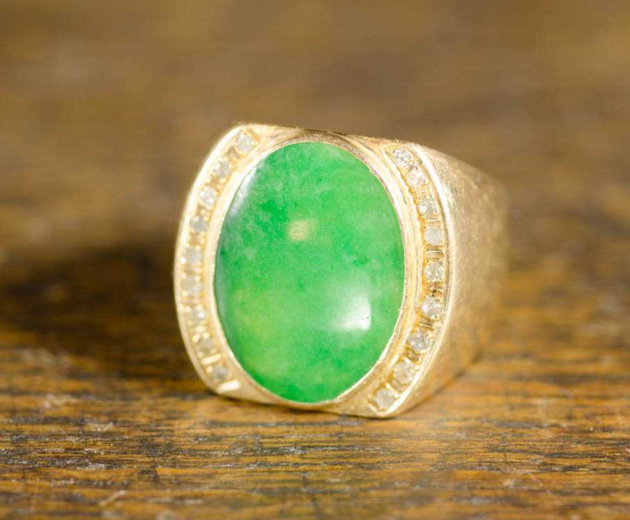 Appraisal: MAN'S JADE DIAMOND AND EIGHTEEN KARAT GOLD RING The heavy