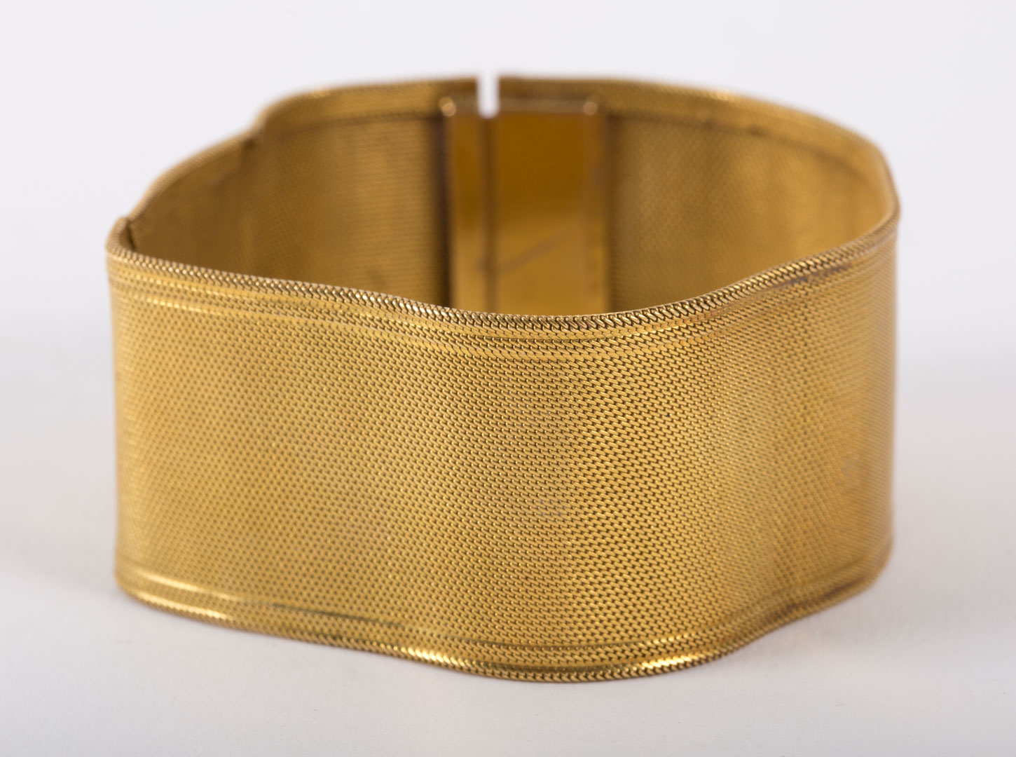 Appraisal: A Lady's Gold Bracelet kt L featuring a mesh pattern