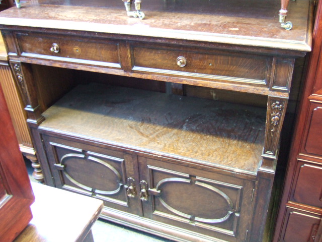 Appraisal: An oak two tier buffet the top tier with a