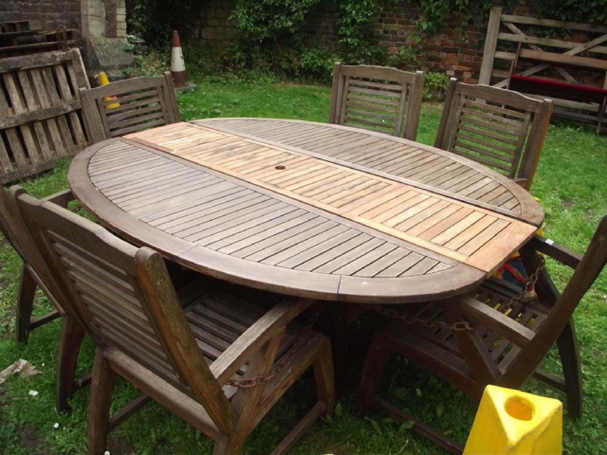 Appraisal: A good quality contemporary hardwood garden table of oval form